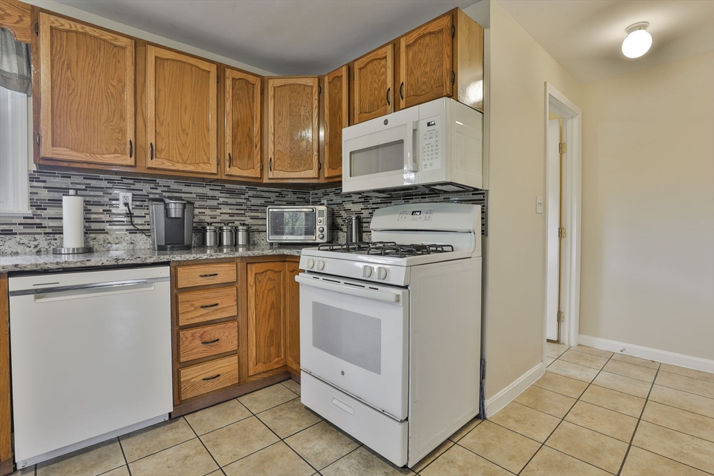 Haverhill, Massachusetts 01832, United States, 2 Bedrooms Bedrooms, ,2 BathroomsBathrooms,Residential,Active,232538