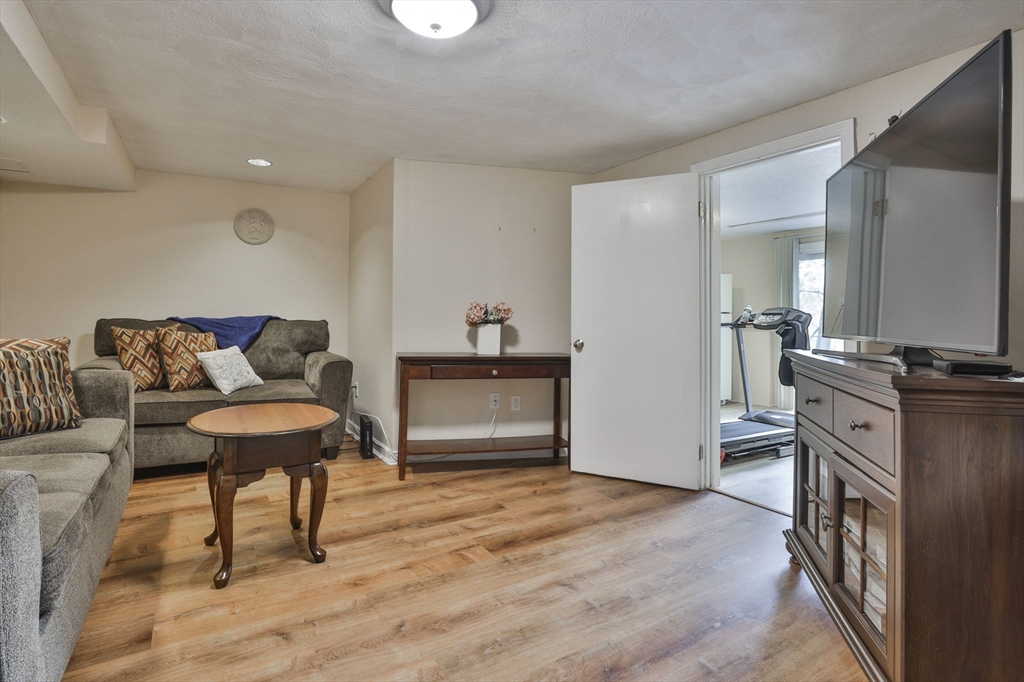 Haverhill, Massachusetts 01832, United States, 2 Bedrooms Bedrooms, ,2 BathroomsBathrooms,Residential,Active,232538