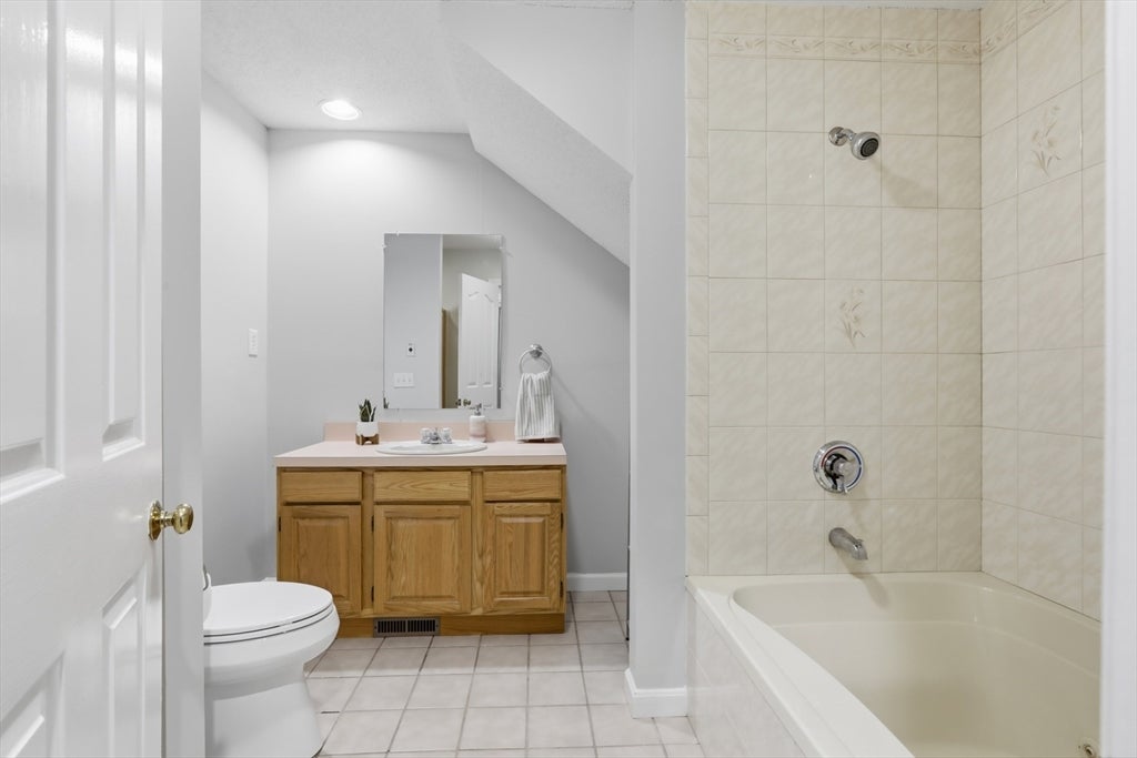 28 Carnation Cir #C, Reading, MA Photo #17