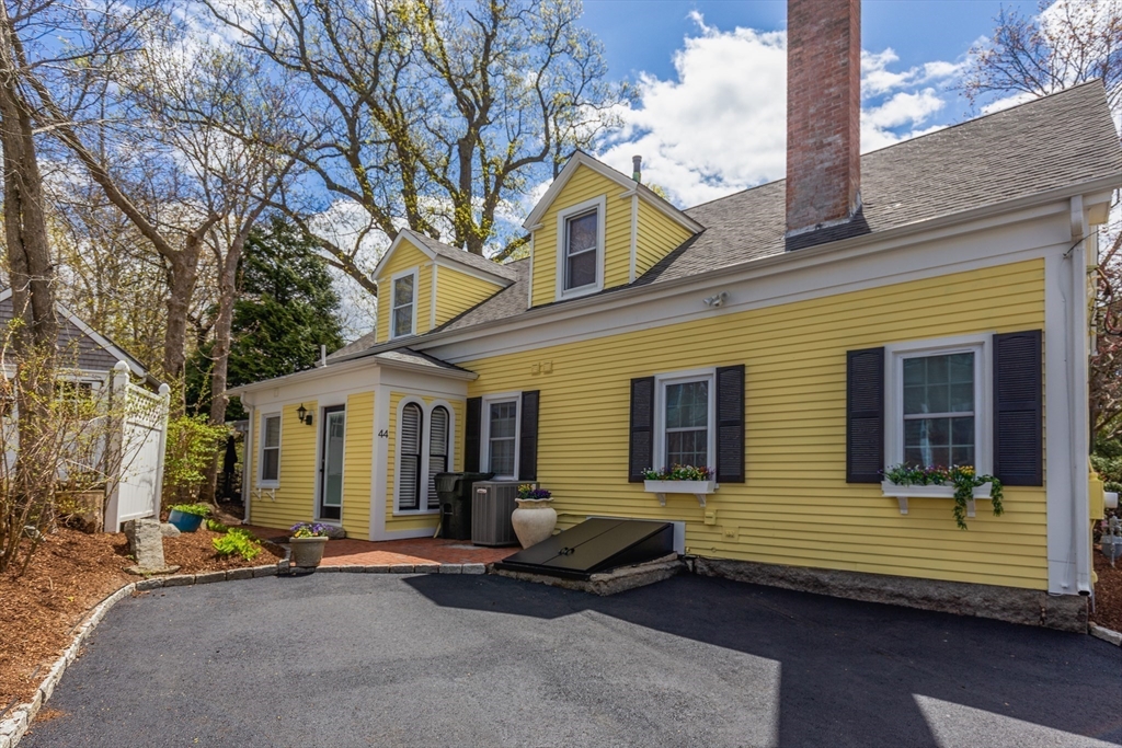 44 Russell St