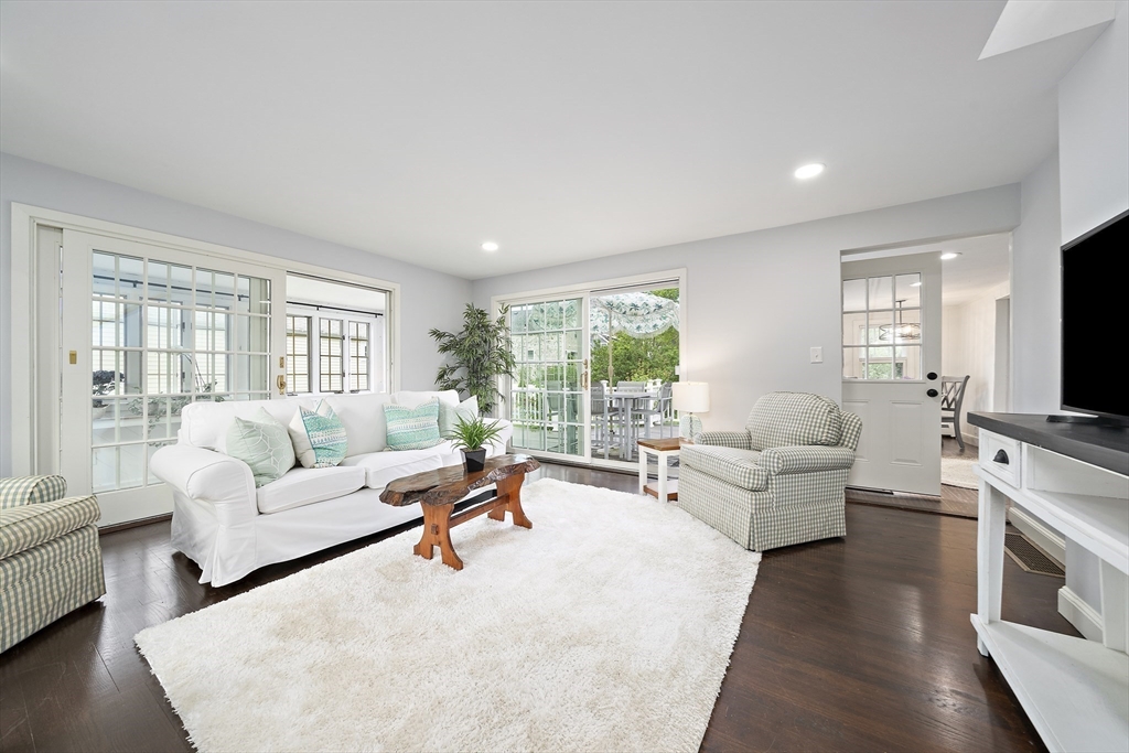 323 N Main St