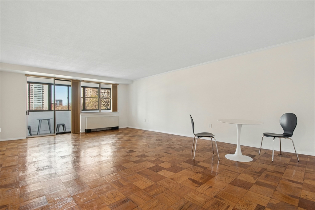 9 Hawthorne Pl 4A