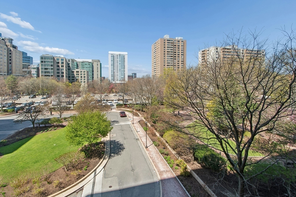 9 Hawthorne Pl 4A