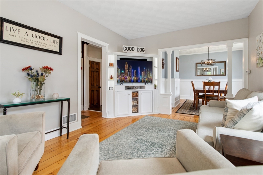 Wakefield, Massachusetts 01880, United States, 4 Bedrooms Bedrooms, ,2 BathroomsBathrooms,Residential,Pending,138683