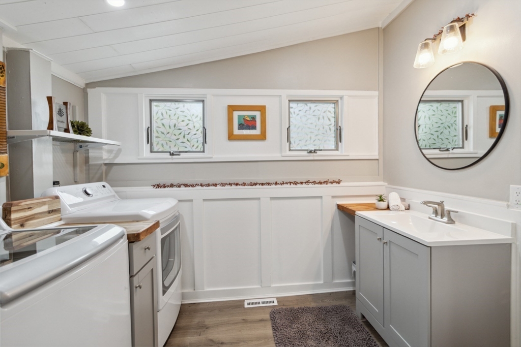 Wakefield, Massachusetts 01880, United States, 4 Bedrooms Bedrooms, ,2 BathroomsBathrooms,Residential,Pending,138683