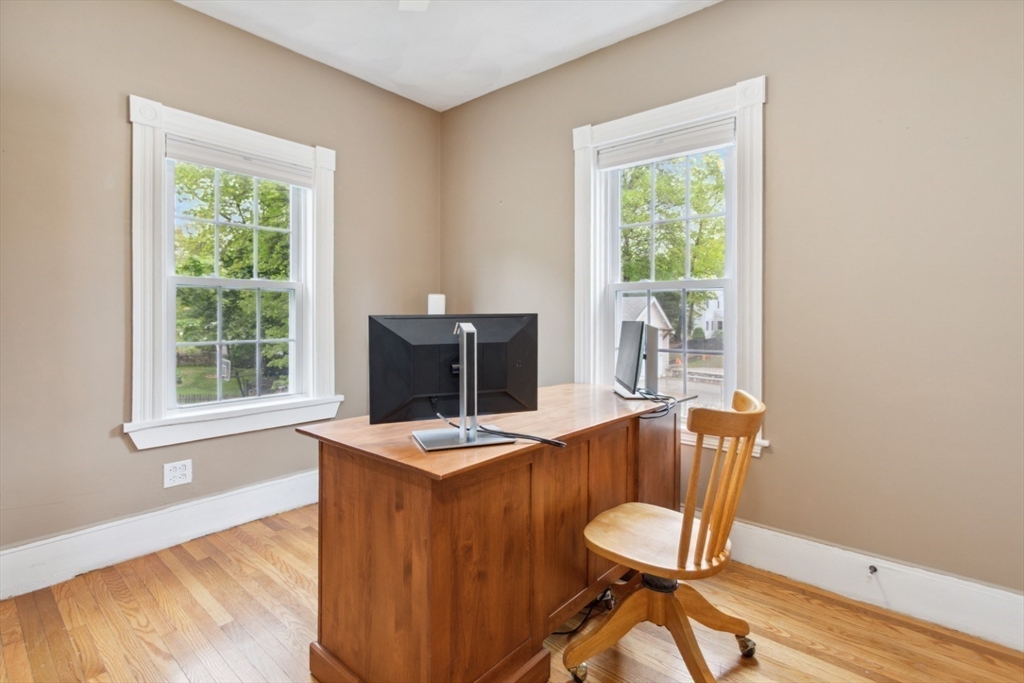 Wakefield, Massachusetts 01880, United States, 4 Bedrooms Bedrooms, ,2 BathroomsBathrooms,Residential,Pending,138683