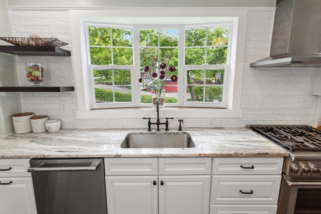 Wakefield, Massachusetts 01880, United States, 4 Bedrooms Bedrooms, ,2 BathroomsBathrooms,Residential,Pending,138683