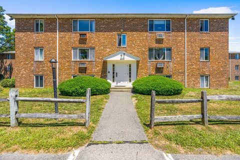 Condominium in Barnstable MA 301 West Main St.jpg