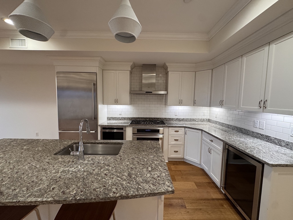 374-398 Bunker Hill 306