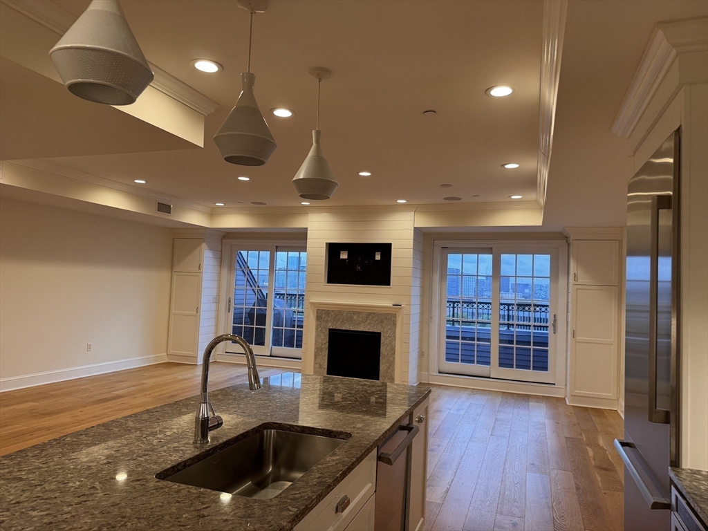 374-398 Bunker Hill 306