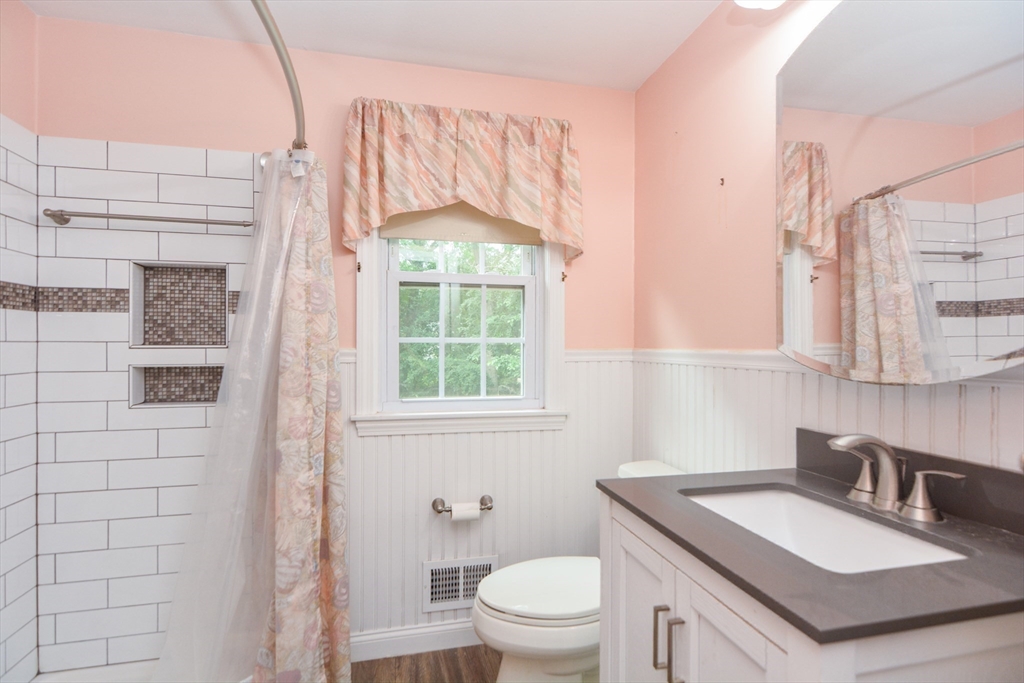 Holliston, Massachusetts 01746, United States, 3 Bedrooms Bedrooms, ,2 BathroomsBathrooms,Residential,Active,172913