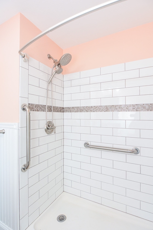 Holliston, Massachusetts 01746, United States, 3 Bedrooms Bedrooms, ,2 BathroomsBathrooms,Residential,Active,172913