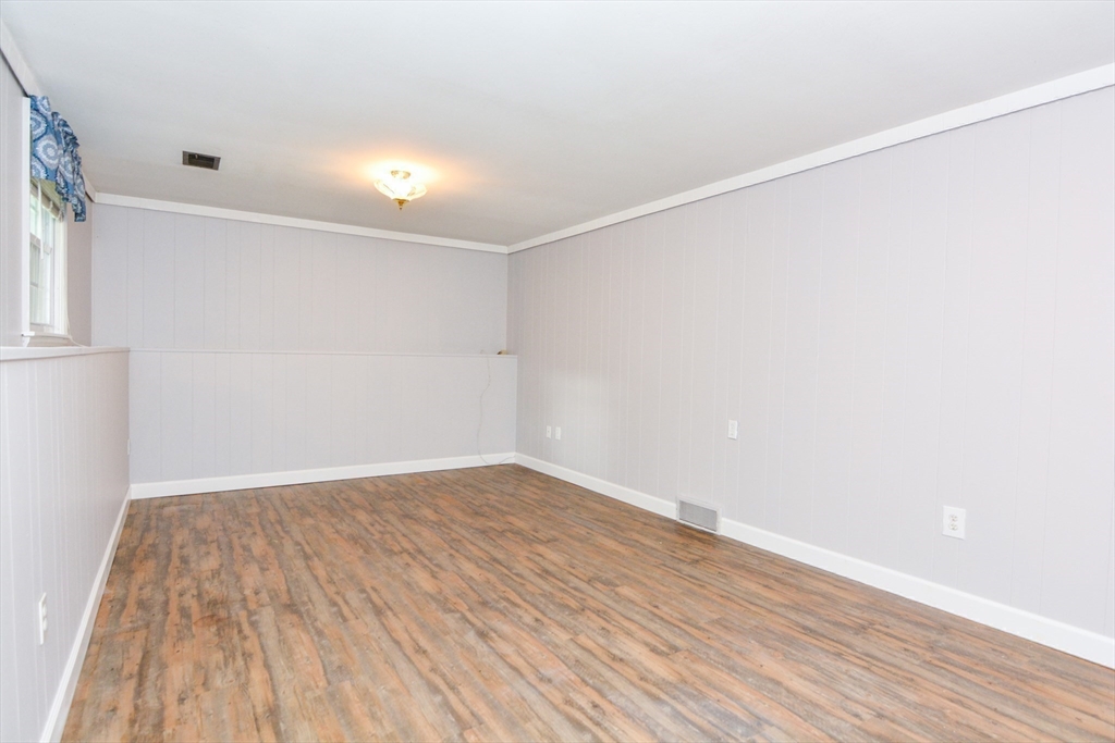 Holliston, Massachusetts 01746, United States, 3 Bedrooms Bedrooms, ,2 BathroomsBathrooms,Residential,Active,172913