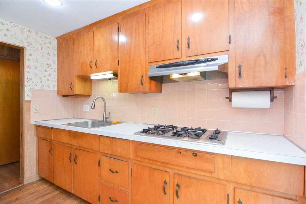 Holliston, Massachusetts 01746, United States, 3 Bedrooms Bedrooms, ,2 BathroomsBathrooms,Residential,Active,172913