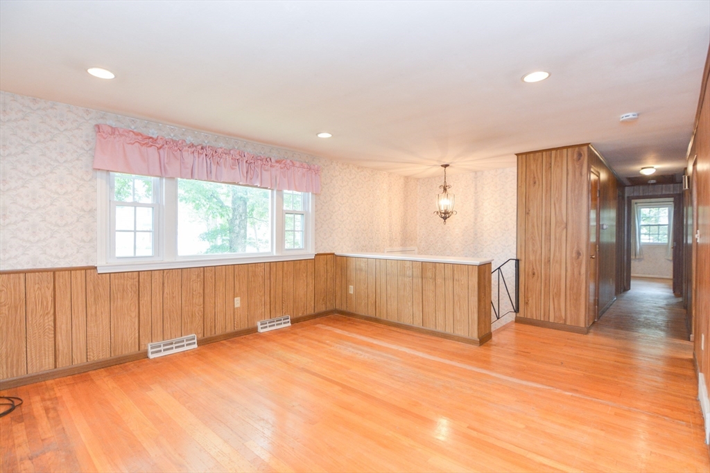 Holliston, Massachusetts 01746, United States, 3 Bedrooms Bedrooms, ,2 BathroomsBathrooms,Residential,Active,172913