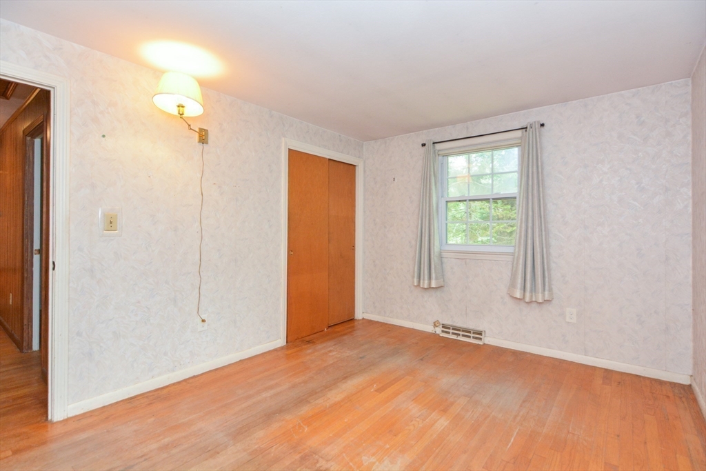 Holliston, Massachusetts 01746, United States, 3 Bedrooms Bedrooms, ,2 BathroomsBathrooms,Residential,Active,172913