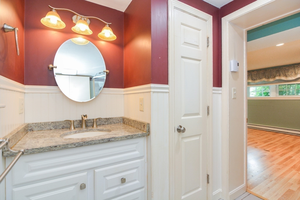 Holliston, Massachusetts 01746, United States, 3 Bedrooms Bedrooms, ,2 BathroomsBathrooms,Residential,Active,172913