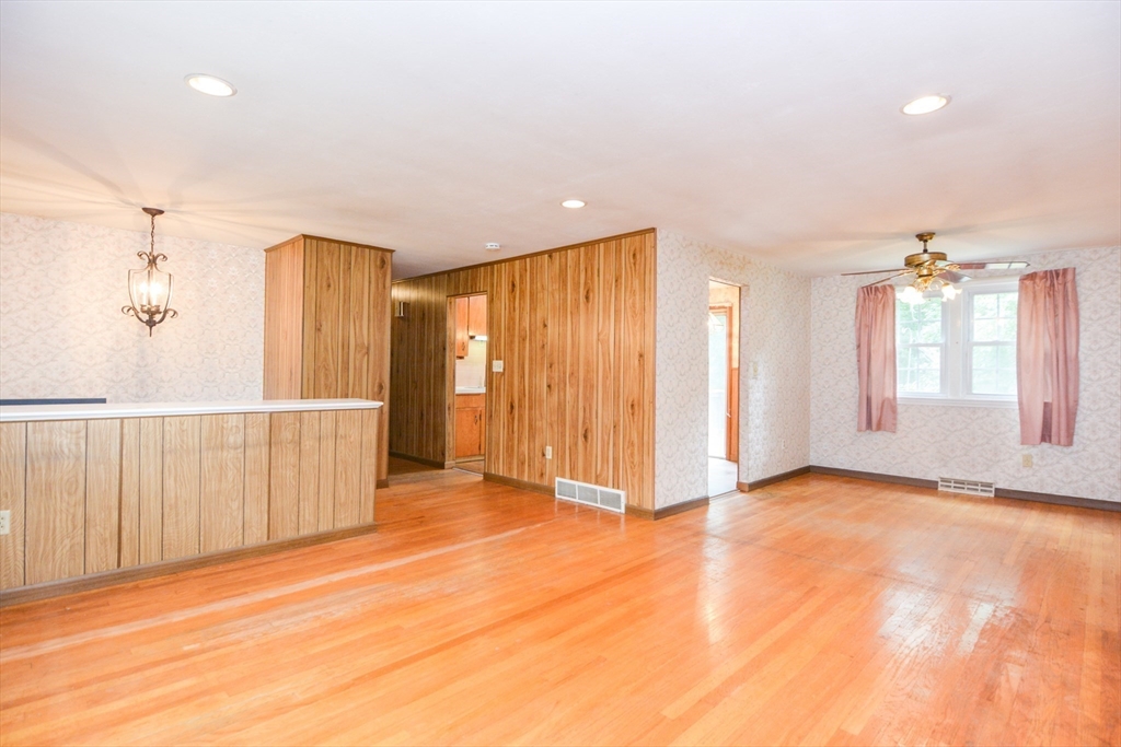 Holliston, Massachusetts 01746, United States, 3 Bedrooms Bedrooms, ,2 BathroomsBathrooms,Residential,Active,172913