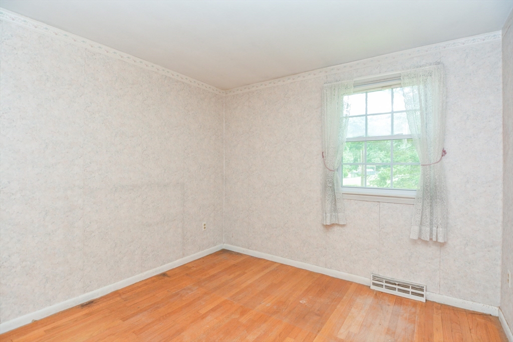 Holliston, Massachusetts 01746, United States, 3 Bedrooms Bedrooms, ,2 BathroomsBathrooms,Residential,Active,172913