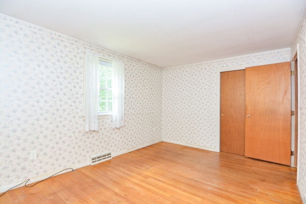 Holliston, Massachusetts 01746, United States, 3 Bedrooms Bedrooms, ,2 BathroomsBathrooms,Residential,Active,172913