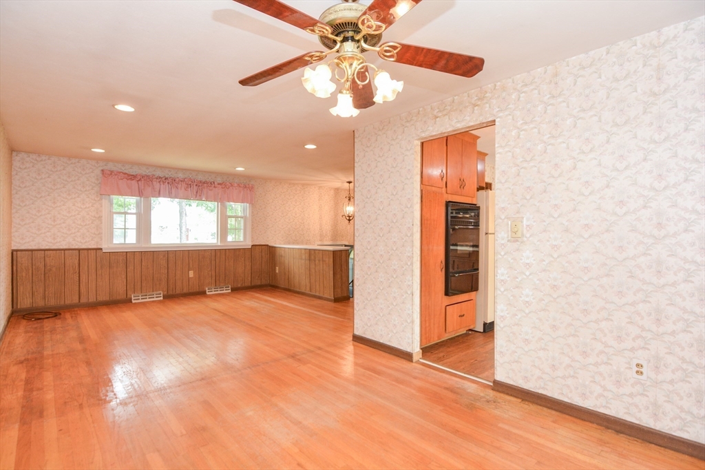 Holliston, Massachusetts 01746, United States, 3 Bedrooms Bedrooms, ,2 BathroomsBathrooms,Residential,Active,172913