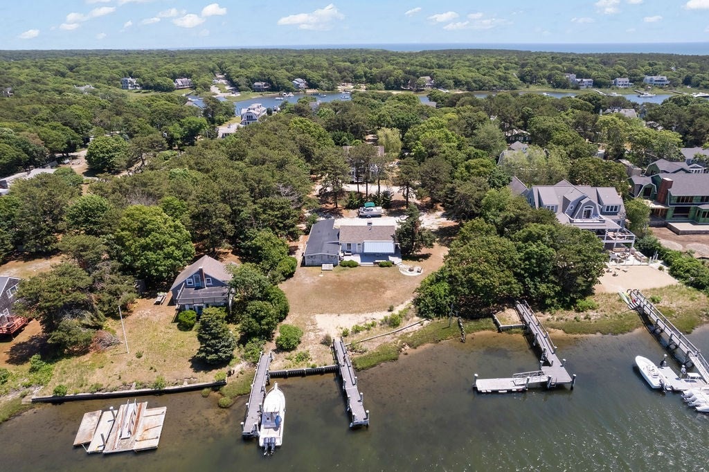 379 Monomoscoy Rd