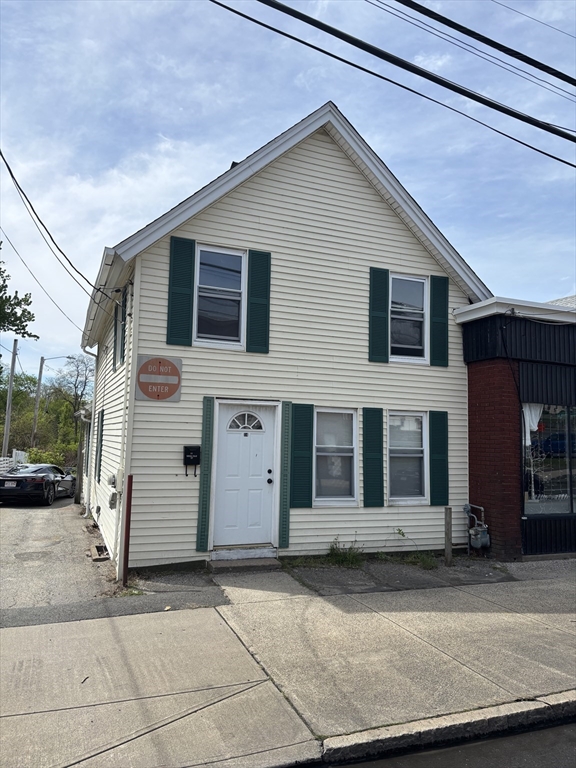 Click for 14 Sheridan St #1, Chicopee, MA slideshow