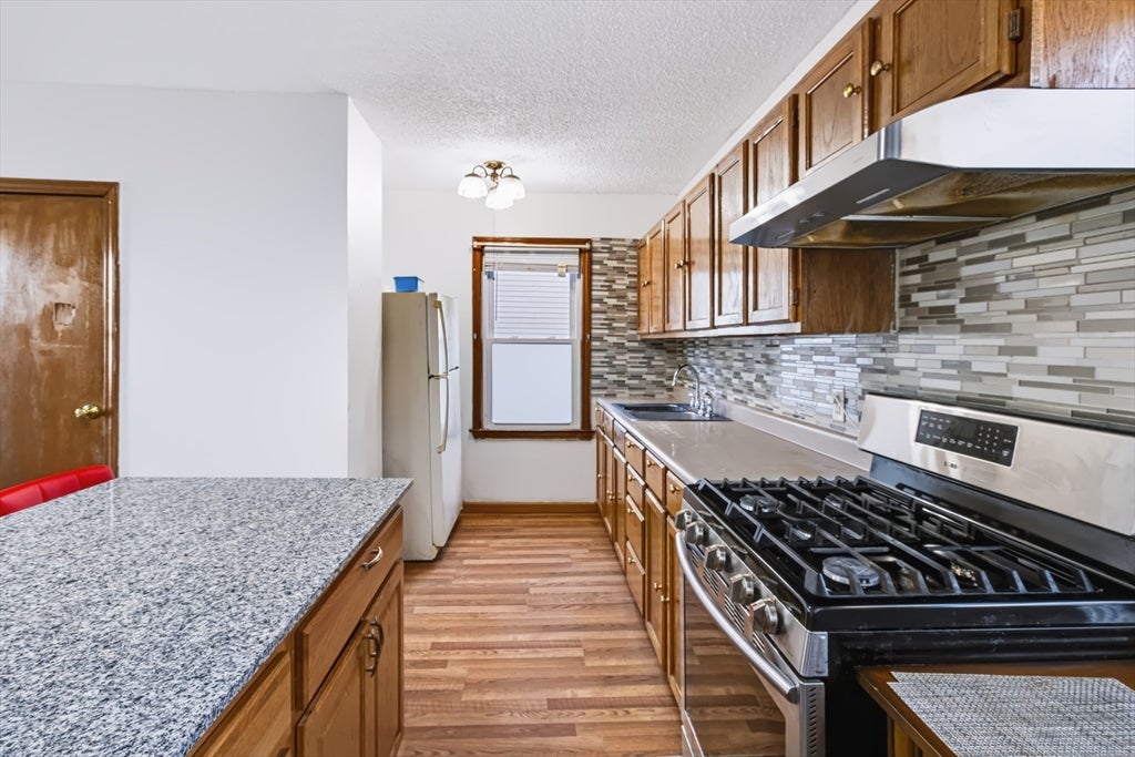 112 Quebec St, Lowell, MA Photo #11