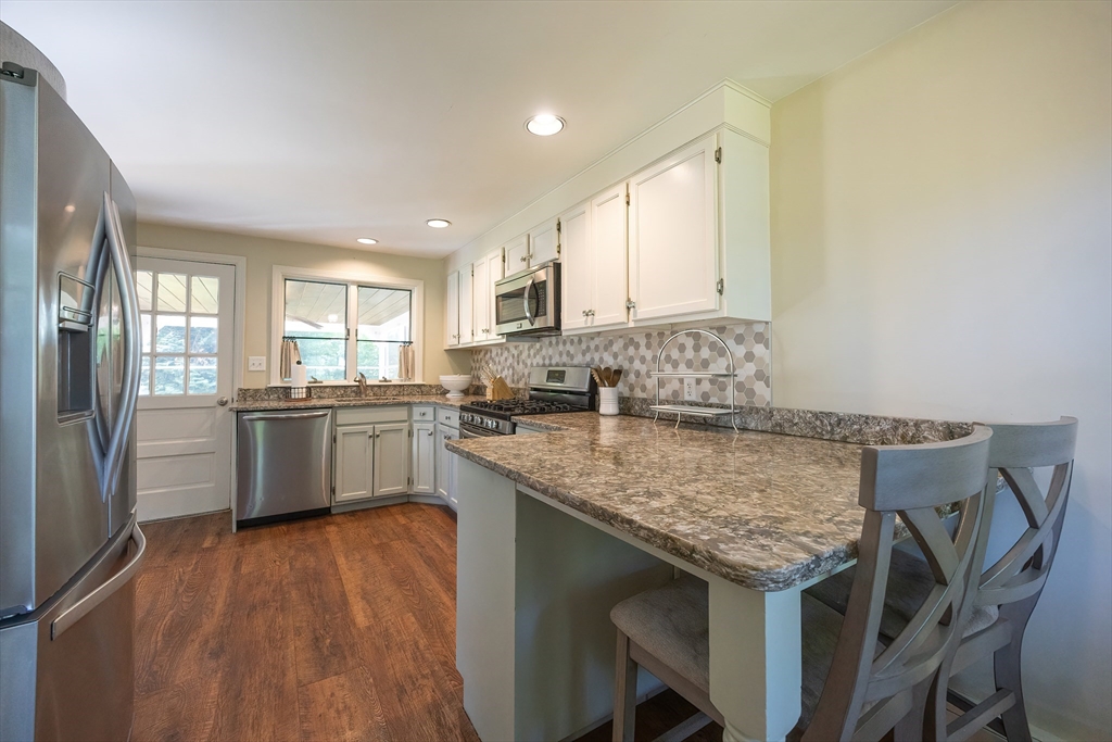 Attleboro, Massachusetts 02703, United States, 3 Bedrooms Bedrooms, ,2 BathroomsBathrooms,Residential,Pending,145913