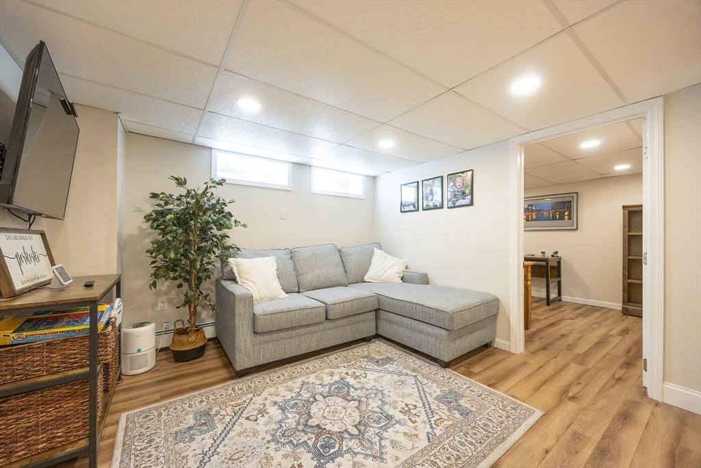 Attleboro, Massachusetts 02703, United States, 3 Bedrooms Bedrooms, ,2 BathroomsBathrooms,Residential,Pending,145913