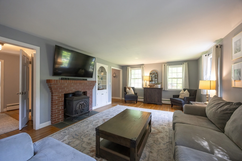 Attleboro, Massachusetts 02703, United States, 3 Bedrooms Bedrooms, ,2 BathroomsBathrooms,Residential,Pending,145913