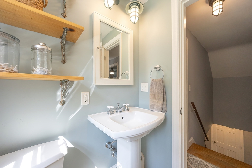 Attleboro, Massachusetts 02703, United States, 3 Bedrooms Bedrooms, ,2 BathroomsBathrooms,Residential,Pending,145913