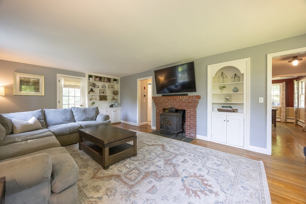 Attleboro, Massachusetts 02703, United States, 3 Bedrooms Bedrooms, ,2 BathroomsBathrooms,Residential,Pending,145913