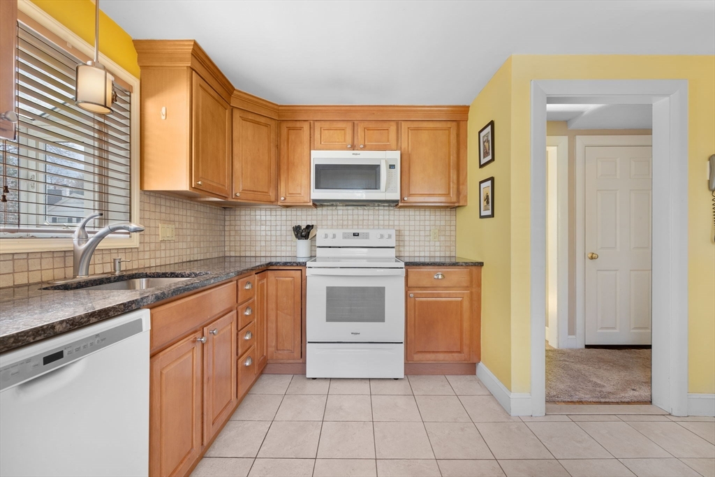 Stoneham, Massachusetts 02180, United States, 3 Bedrooms Bedrooms, ,2 BathroomsBathrooms,Residential,Pending,139604