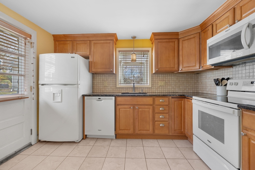 Stoneham, Massachusetts 02180, United States, 3 Bedrooms Bedrooms, ,2 BathroomsBathrooms,Residential,Pending,139604