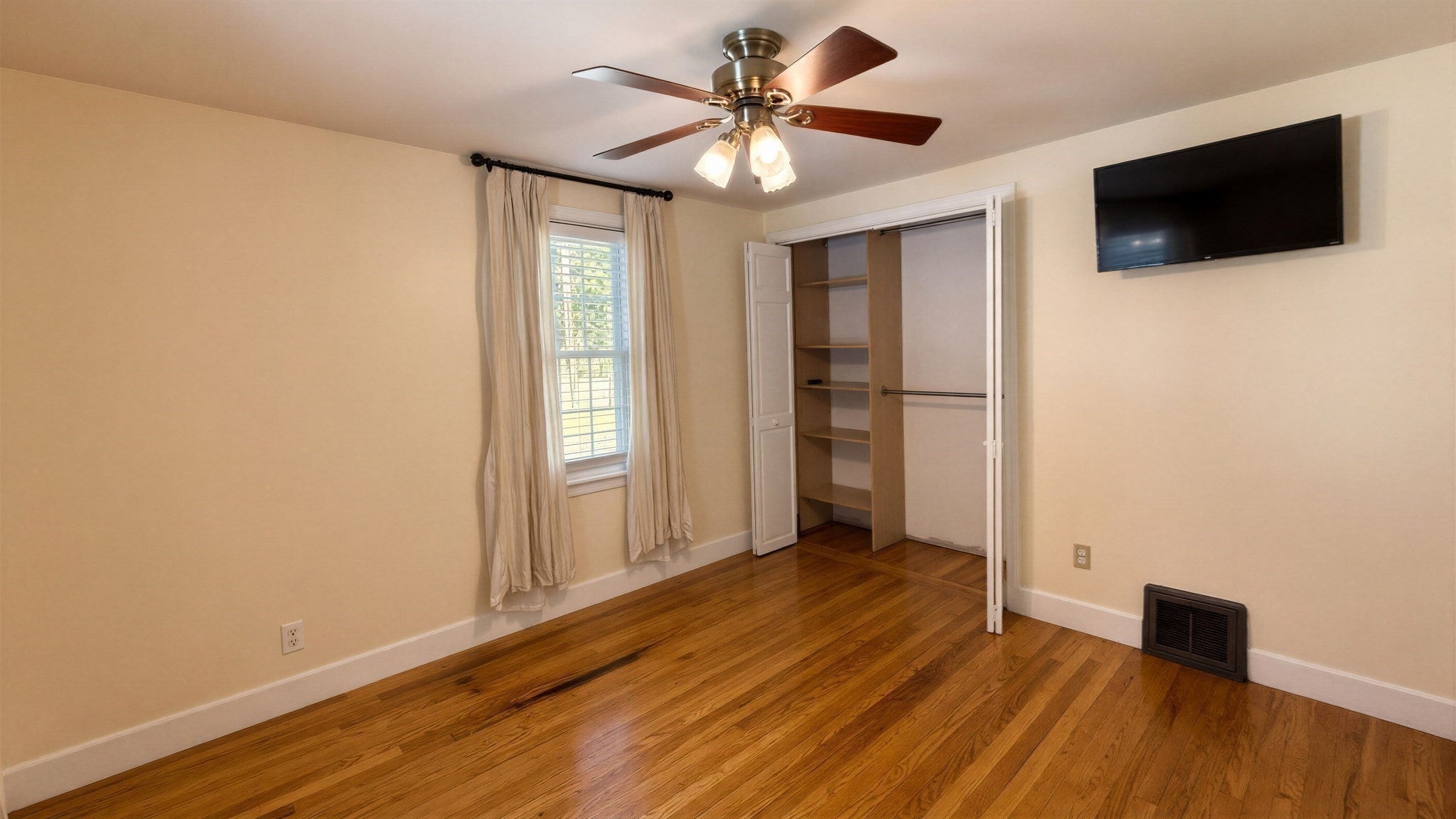211 Holyoke St, Ludlow, MA Photo #14