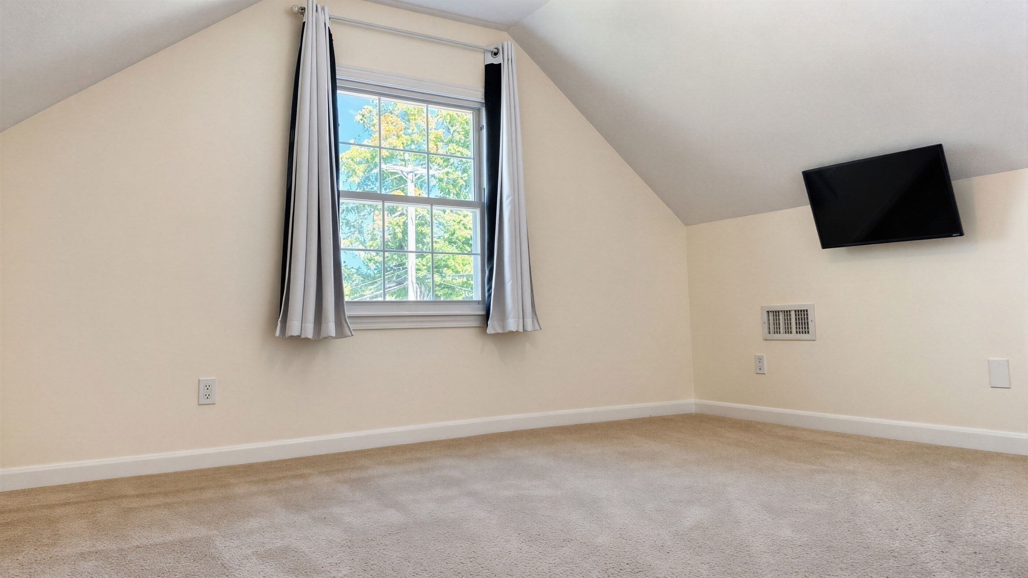211 Holyoke St, Ludlow, MA Photo #24
