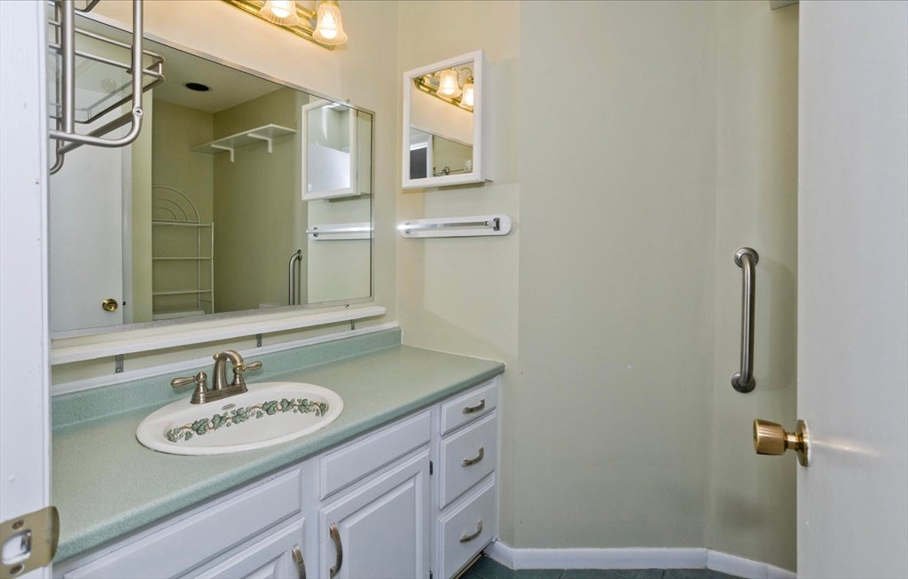 409 Nassau Dr #409, Springfield, MA Photo #33