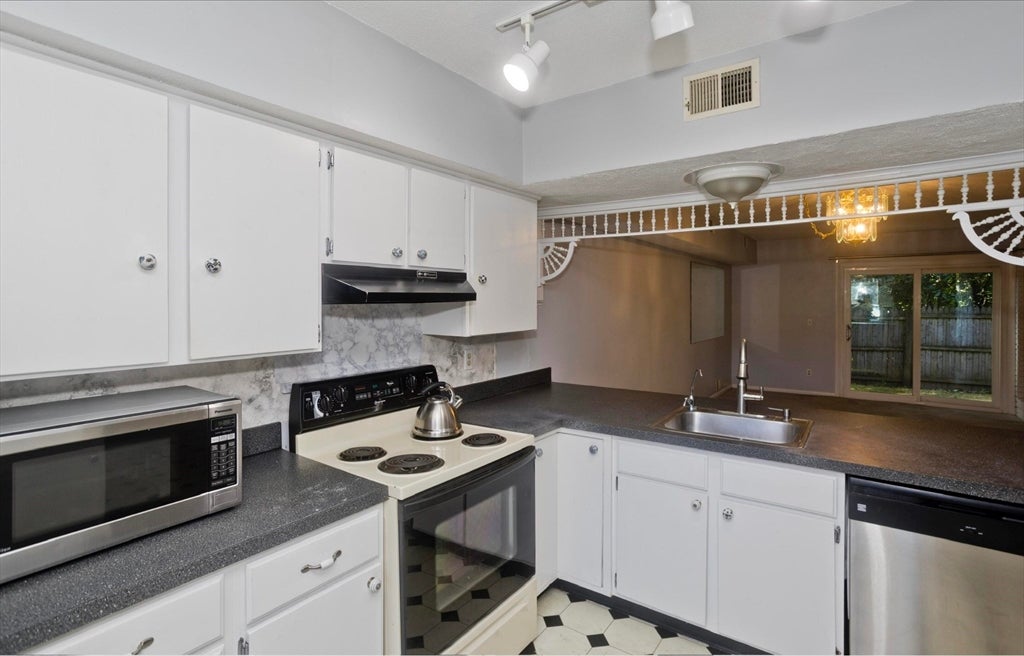 409 Nassau Dr #409, Springfield, MA Photo #11