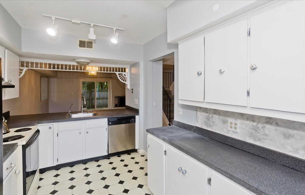 409 Nassau Dr #409, Springfield, MA Photo #12