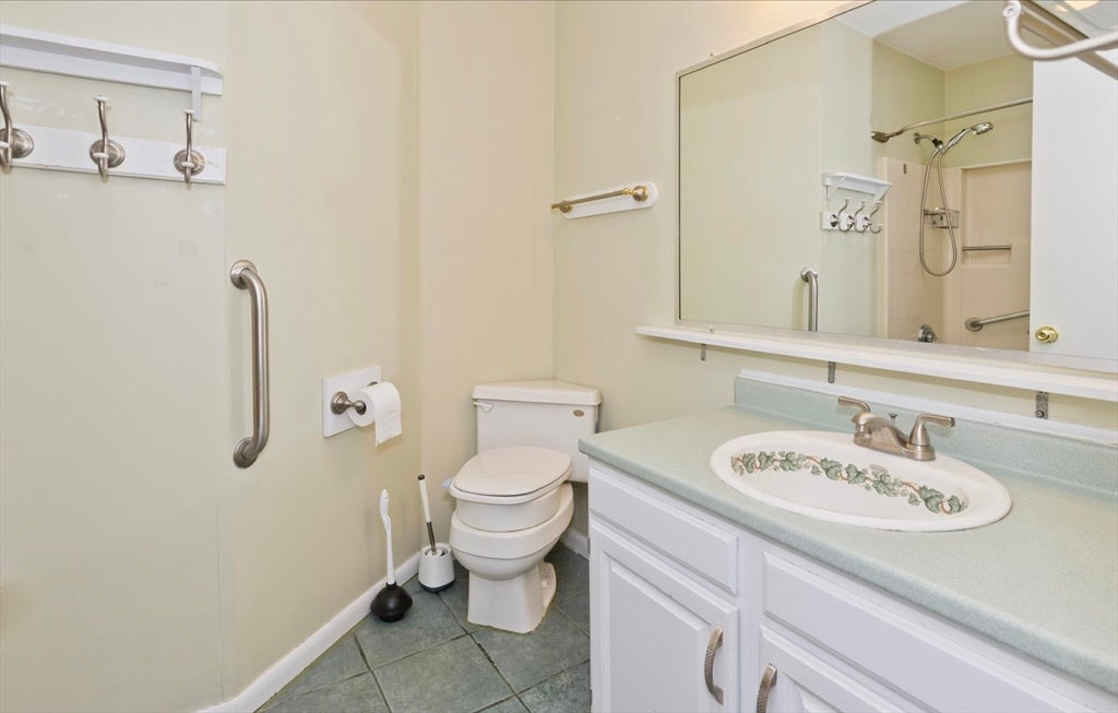 409 Nassau Dr #409, Springfield, MA Photo #25
