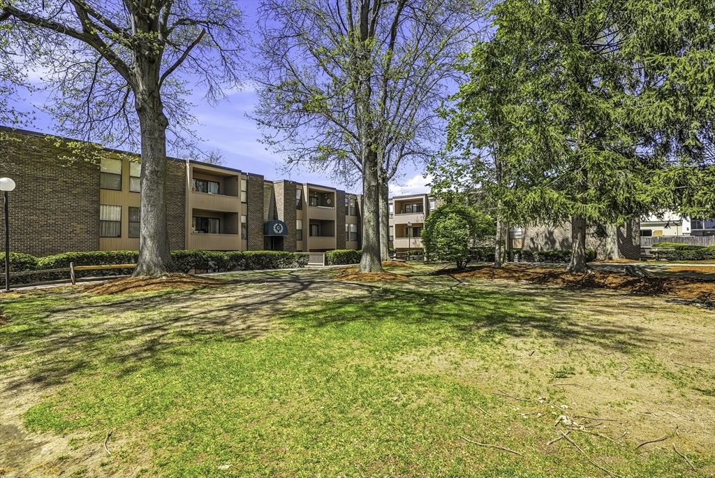 8 Shrewsbury Green Dr G
