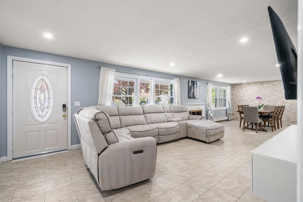 26 Winifred Ave, Worcester, MA Photo #4