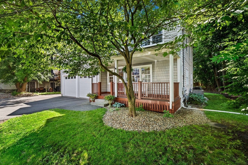 11 Woodbury Ct