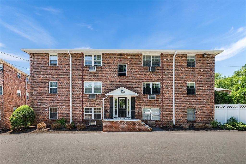 Photo of 12 Colonial Village Dr, Arlington, MA