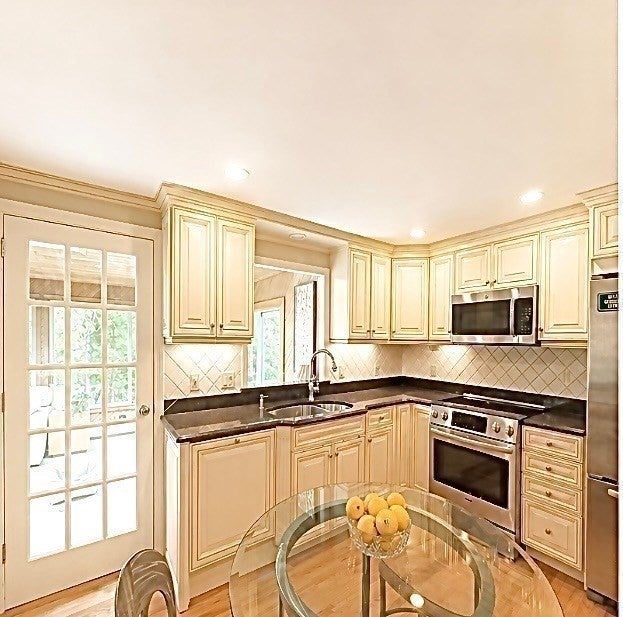 18 Lido LN, Bedford, MA Photo #8
