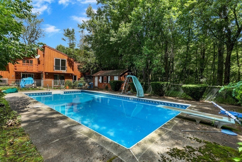 17 Crowningshield Dr