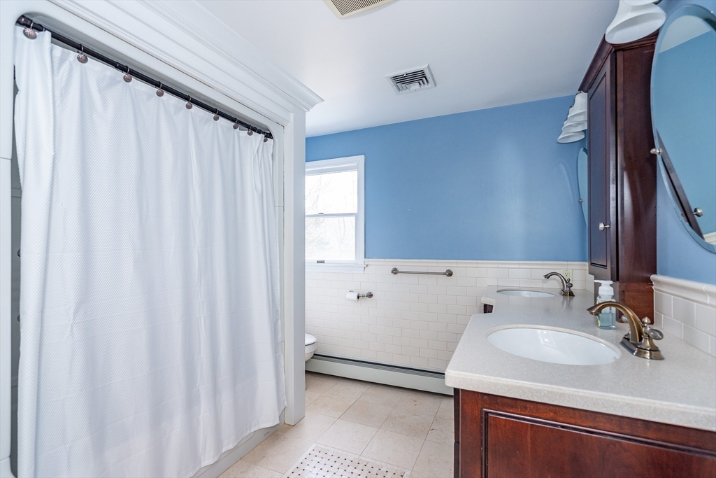 Rehoboth, Massachusetts 02769, United States, 4 Bedrooms Bedrooms, ,3 BathroomsBathrooms,Residential,Active,129785