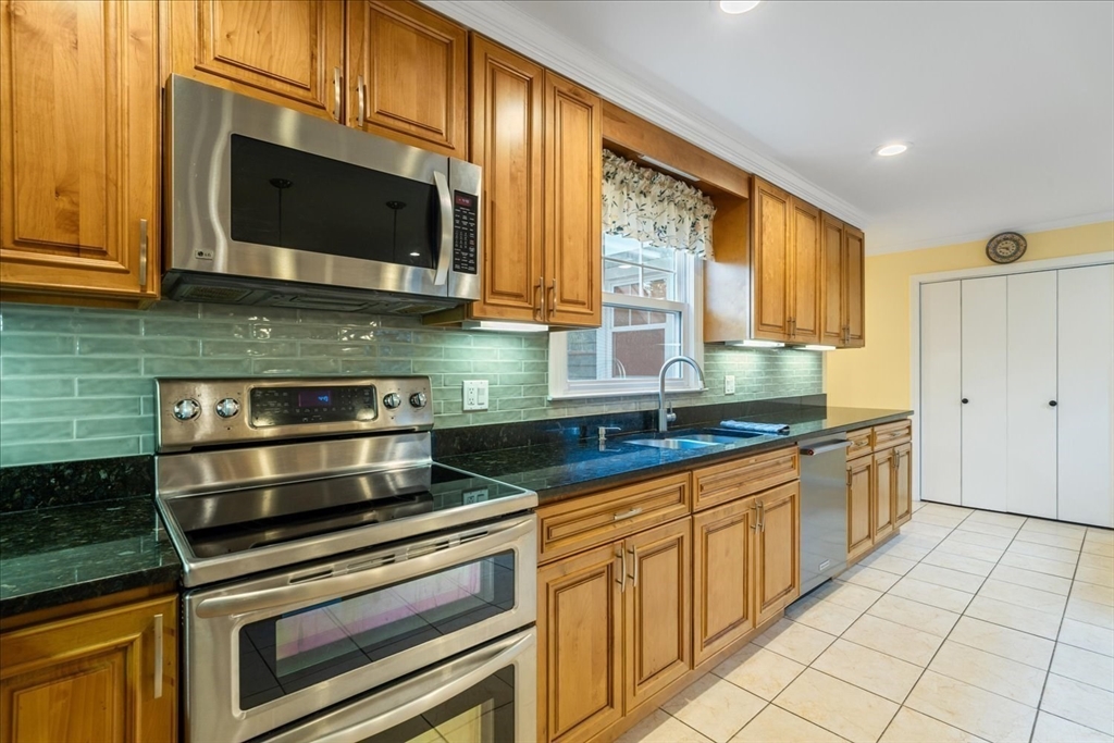 Dover, Massachusetts 02030, United States, 4 Bedrooms Bedrooms, ,3 BathroomsBathrooms,Residential,Active,97979