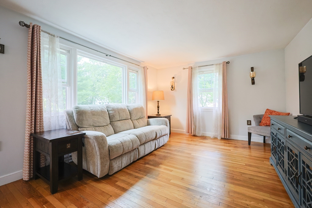 Wrentham, Massachusetts 02093, United States, 3 Bedrooms Bedrooms, ,2 BathroomsBathrooms,Residential,Active,154108